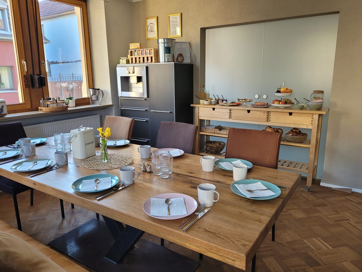 Gedeckter Esstisch im gemütlichen Esszimmer