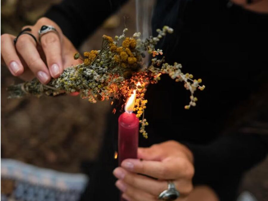 Rauhnächte-Ritual mit Kerze und Kräutern