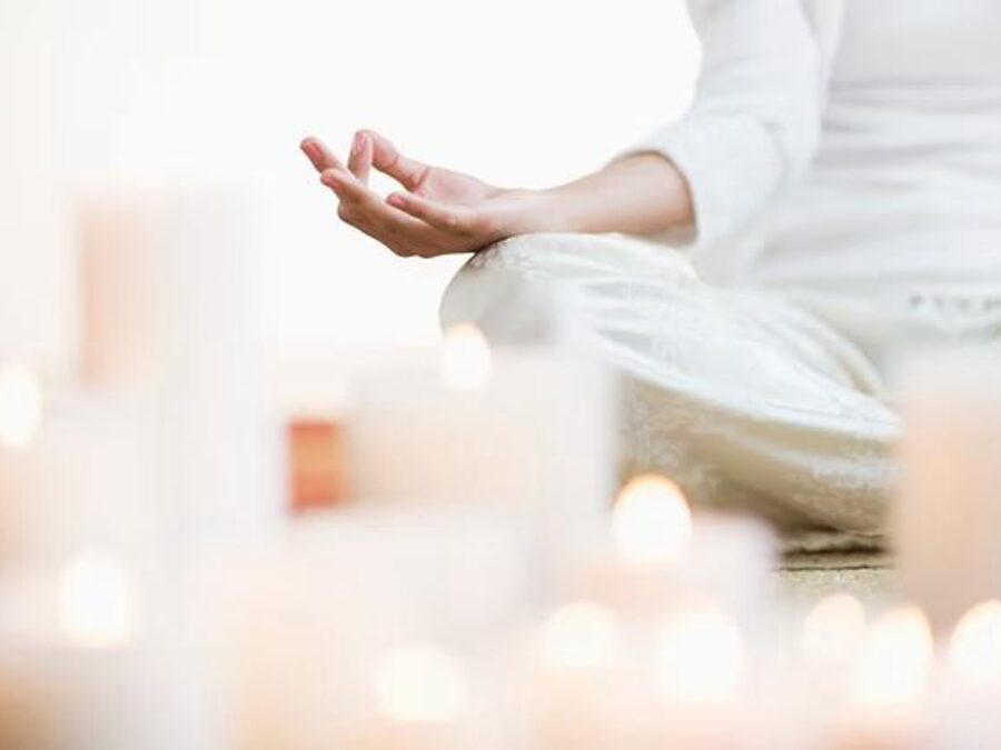 Meditation bei Kerzenschein