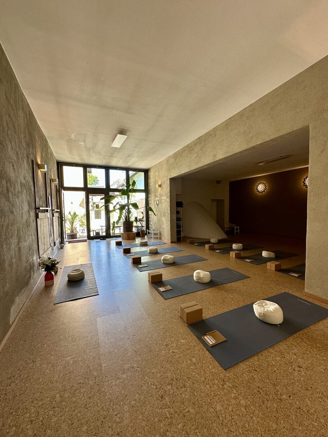 Yoga-Raum mit ausgelegten Matten und Meditationskissen